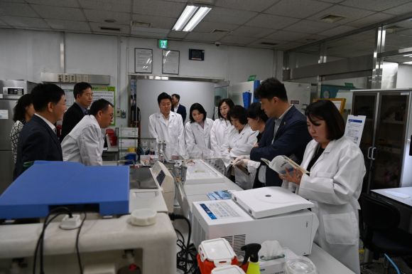 지난 20일 ‘서울시 수돗물 아리수 생산·연구시설 점검’ 첫 현장방문을 진행한 서울시의회 환경수자원위원회(봉양순 위원장)