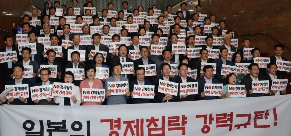 일본 규탄 구호 외치는 더불어민주당 - 2일 오후 국회 본청 로텐더홀 계단에서 열린 더불어민주당의 ‘일본의 화이트리스트 배제조치 규탄대회’에서 이해찬 대표와 의원들이 구호를 외치고 있다. 2019.8.2  연합뉴스