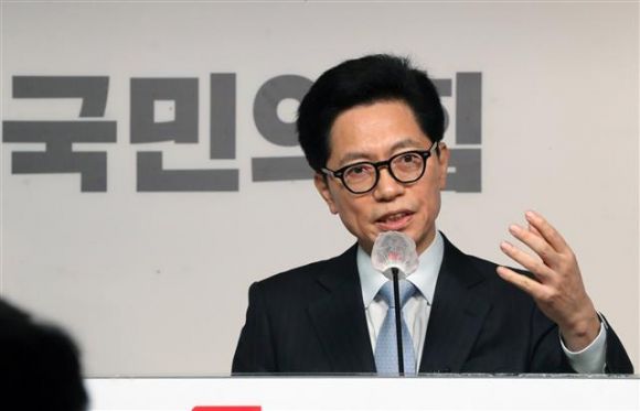 황정근 국민의힘 윤리위원장이 1일 오전 서울 여의도 국민의힘 중앙당사에서 윤리위 첫 회의를 마치고 브리핑을 하고 있다. 2023.5.1 뉴스1