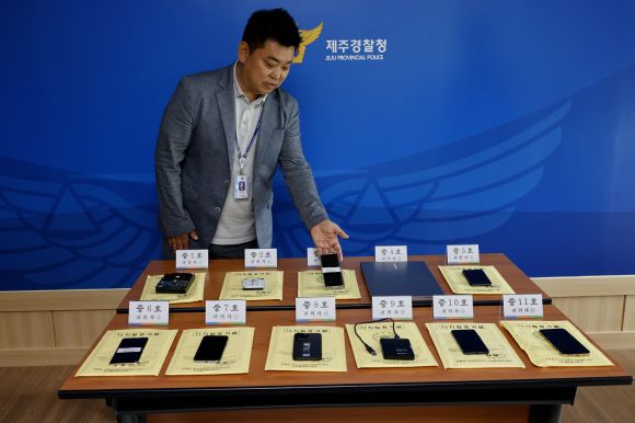 제주경찰청 여성청소년범죄수사대가 성착취 관련 디지털 증거물들을 보여주고 있다. 제주경찰청 제공