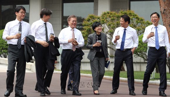 문재인 전 대통령이 2017년 5월 11일 오후 신임 수석, 비서관들과 차담회를 하기 위해 본청을 나와 경내 소공원으로 이동하고 있다.  2017. 05. 11 안주영 기자