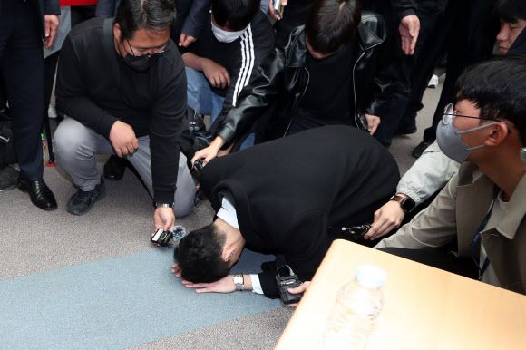 전직 대통령 고 전두환 씨의 손자 전우원 씨가 31일 오전 광주 서구 5·18기념문화센터에서 5?18 유가족에게 큰절을 하며 자신의 할아버지를 대신해 사과하고 있다. 2023.3.31 연합뉴스