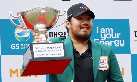 우승 트로피 든 정찬민 - 7일 한국프로골프 메이저급 대회 GS칼텍스 매경오픈에서 생애 첫 우승을 따낸 정찬민이 트로피를 들고 포즈를 취하고 있다. GS칼텍스·매경오픈 제공