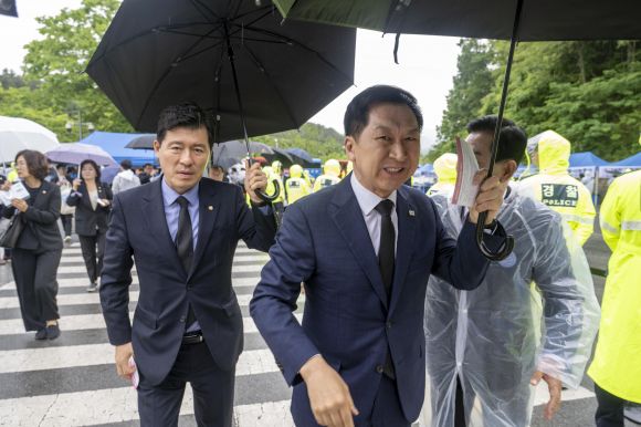 5·18 기념식 참석하는 김기현 - 김기현 국민의힘 대표가 18일 광주 북구 운정동 국립 5·18민주묘지에서 열린 5·18 민주화운동 43주년 기념식에 참석하고 있다.  광주 연합뉴스