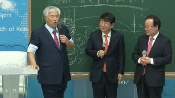 전광훈(왼쪽) 사랑제일교회 목사와 김재원(오른쪽) 국민의힘 최고위원, 신혜식(가운데) 신의한수 대표가 단상에서 대화를 나누고 있다. 전광훈 목사 유튜브 캡처