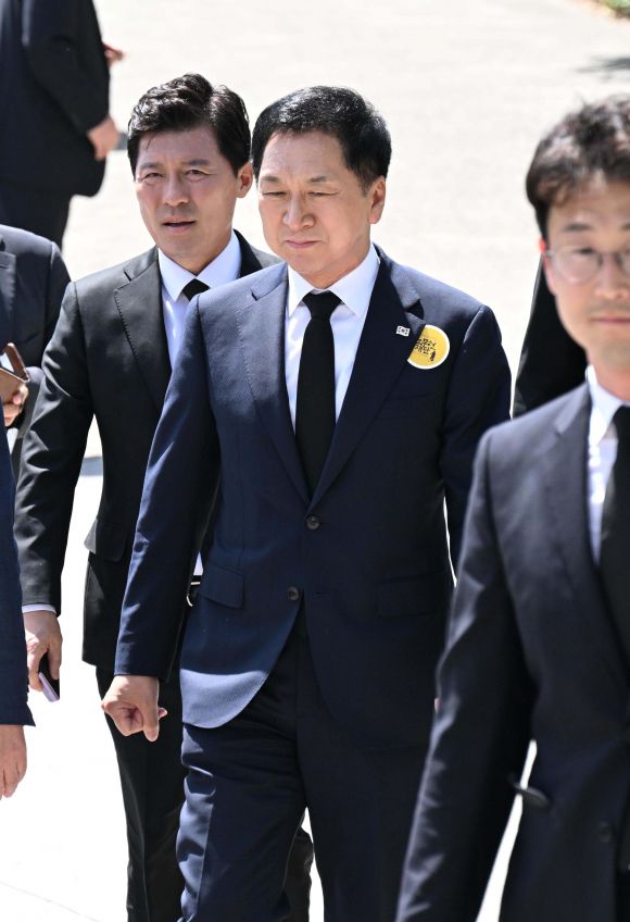추도식 참석하는 김기현 대표 - 국민의힘 김기현 대표가 23일 오후 경남 김해시 진영읍 봉하마을에서 열린 노무현 전 대통령 서거 14주기 추도식에 참석하고 있다.  연합뉴스