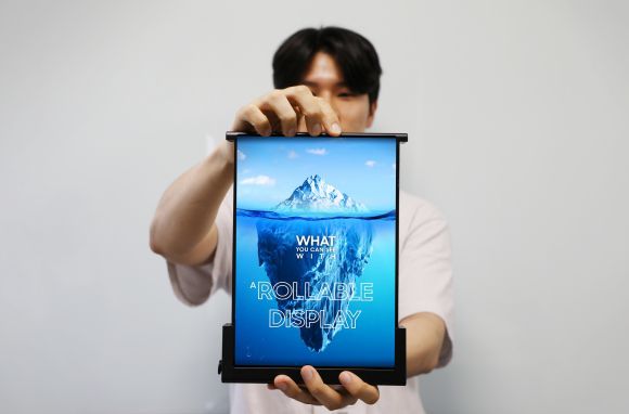 삼성디스플레이가 23~25일(현지시간) 세계정보디스플레이학회(SID)가 여는 ‘디스플레이 위크 2023’에서 최초로 공개하는 ‘롤러블 플렉스’. 삼성디스플레이 제공