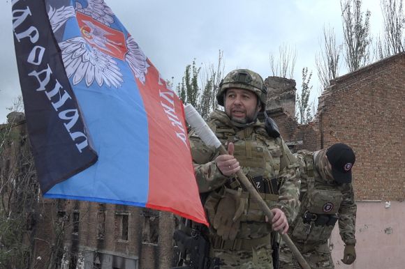 러시아가 임명한 도네츠크인민공화국(DNR) 수장 데니스 푸실린이 23일(현지시간) 우크라이나 동부 바흐무트(러시아명 아르툐몹스크)에서 DNR 깃발을 흔들고 있다. 2023.5.23 푸실린 공보실