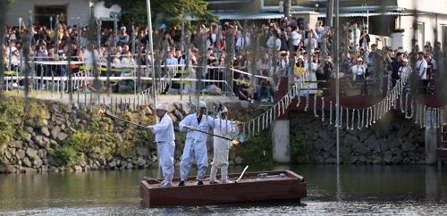 함안 낙화놀이 - 부처님오신날인 27일 오후 경남 함안군 무진정에서 2023 함안 낙화놀이가 진행되고 있다. 2023.5.27 연합뉴스