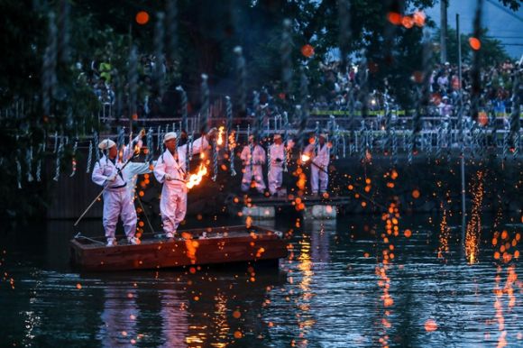 함안 낙화놀이 - 27일 경남 함안군 무진정에서 ‘함안 낙화놀이’가 열려 낙화봉에 불을 붙이고 있다. 2023.5.27 뉴시스