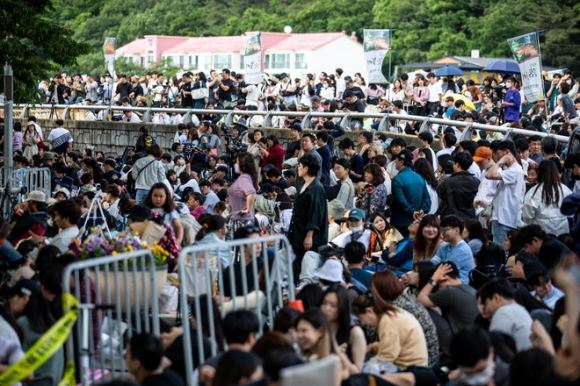 함안 낙화놀이 인파 - 27일 경남 함안군 무진정을 찾은 시민들이 ‘함안 낙화놀이’를 기다리고 있다. 2023.5.27 뉴시스