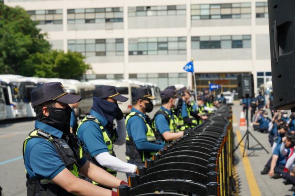 25일 서울 중구 서울경찰청 기동본부에서 경찰 기동대원들이 불법 집회·시위 해산과 불법 행위자 검거 훈련을 하고 있다.  2023. 5. 25 서울지방경찰청 제공