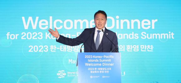 최태원 대한상공회의소 회장이 28일 서울 광진구 그랜드워커힐서울 애스턴하우스에 태평양도서국 정상들을 초청해 가진 환영 만찬에서 인사말을 하고 있다. 대한상공회의소 제공