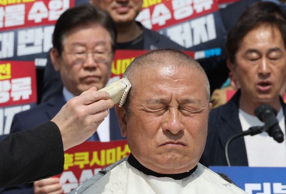 후쿠시마 수산물 수입 규탄 삭발 나선 윤재갑 해수특위 위원장 - 더불어민주당 윤재갑 해양수산특별위원회 위원장이 30일 오전 국회에서 열린 후쿠시마산 수산물 수입 반대 및 대일 굴욕외교 규탄대회에서 삭발식을 하고 있다. 연합뉴스