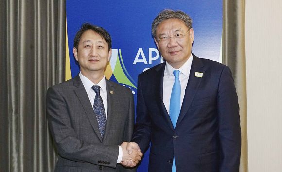 안덕근 본부장, 중국 상무부 부장 면담 - 안덕근 산업통상자원부 통상교섭본부장이 지난 26일(현지시간) 미국 디트로이트 WBC호텔에서 왕 원타오(Wang Wentao) 중국 상무부 부장과 면담을 하며 악수하고 있다. 2023.5.29 산업통상자원부 제공