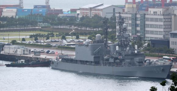 日 해상자위대 호위함, 욱일기 달고 부산 입항 - 29일 오전 부산 남구 해군작전기지에 일본 해상자위대 호위함 하마기리함이 욱일기의 일종인 자위함기를 게양한 채 입항했다. 일본 호위함은 오는 31일 제주 동남방 공해상에서 한국 정부가 주최하는 다국적 해양 차단훈련에 참가한다. 2023.5.29 뉴스1