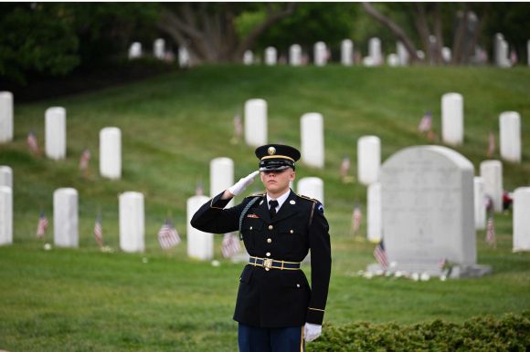 29일(현지시간) 미국 버지니아주 알링턴 국립묘지에서 열린 제155회 국립 메모리얼데이 기념식에서 의장대가 경례하고 있다. 2023.5.29 AFP 연합뉴스