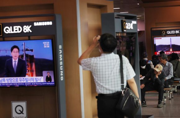 출근을 해야하나, 대피를 해야하나 - 북한이 31일 오전 6시 29분쯤 평안북도 동창리 일대에서 남쪽 방향으로 북한이 주장하는 우주발사체를 발사했다고 합동참모본부가 밝혔다. 이날 오전 서울역 대합실 TV에 관련 뉴스속보가 나오고 있다. 오전 6시 32분 서울시에 경계경보 발령과 함께 대피 안내 문자가 발송됐으나, 행안부가 곧이어 오발령이라고 정정했다. 2023.5.31 연합뉴스