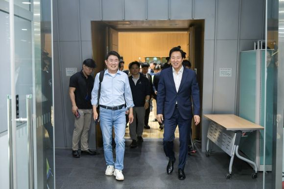 강의를 마친 노관규 시장을 오세훈 시장이 배웅하고 있다.