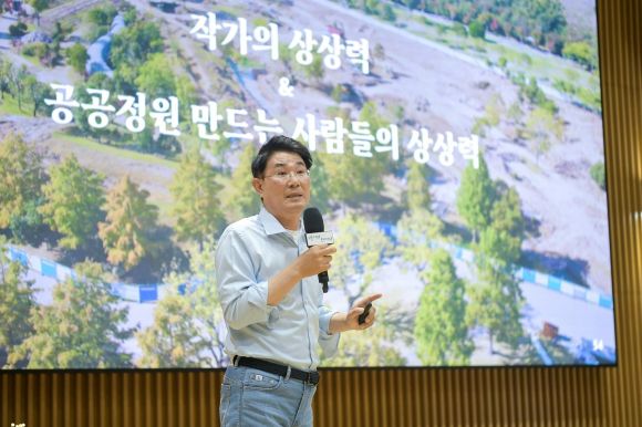 미래서울 아침특강에서 강의하는 노관규 시장