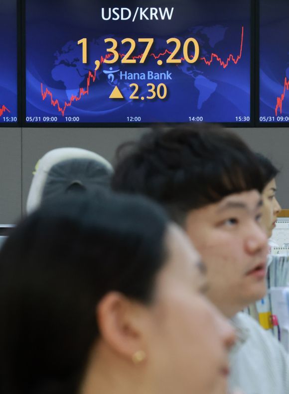 원 달러 환율은 상승 마감 - 원 달러 환율은 상승 마감     (서울=연합뉴스) 홍해인 기자 = 31일 오후 서울 중구 을지로 하나은행 본점 딜링룸 현황판에 원/달러 환율 종가가 표시되고 있다.     이날 서울 외환시장에서 원/달러 환율은 2.3원 오른 달러당 1,327.2원으로 거래를 마쳤다. 2023.5.31     hihong@yna.co.kr (끝)