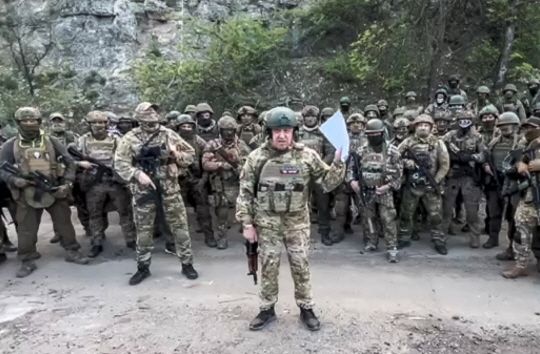 러시아 민간용병기업 바그러 그룹의 텔레그램 영상 메시지에서 바그너 그룹 수장 예브게니 프리고진(가운데)이 용병들 앞에서 연설을 하고 있는 모습. AP 연합뉴스