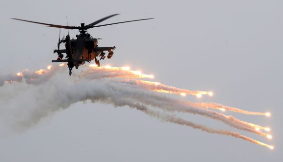 플레어 내뿜는 육군 아파치 헬기 - 2일 오전 경기도 양주시 가납리비행장에서 열린 ‘2023 아미 타이거(Army TIGER) 드론봇 페스티벌’에서 육군 아파치 헬기가 플레어를 뿜고 있다. 2023.6.2/뉴스1