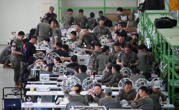 드론 정비하는 장병들 - 2일 오전 경기도 양주시 가납리비행장에서 열린 ‘2023 아미 타이거(Army TIGER) 드론봇 페스티벌’에서 드론전투경연대회에 참가하는 군 장병들이 드론을 정비하고 있다. 2023.6.2/뉴스1