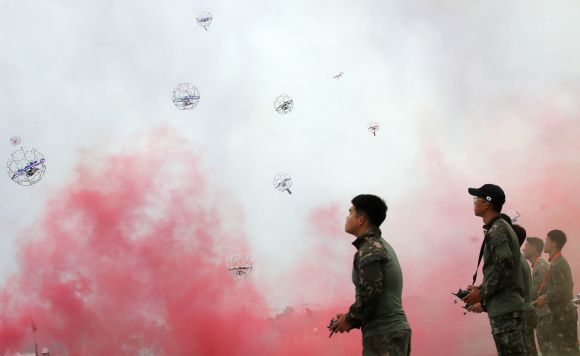 동시에 띄운 드론 - 2일 오전 경기도 양주시 가납리비행장에서 열린 ‘2023 아미 타이거(Army TIGER) 드론봇 페스티벌’에서 군 장병들과 시민들이 드론을 조종하고 있다. 2023.6.2/뉴스1