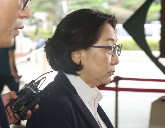 서울서부지법 들어서는 최재원 용산보건소장 - 이태원 참사 당시 현장 도착 시간 등 행적을 허위보고한 혐의로 기소된 최재원 용산보건소장이 2일 오전 서울 마포구 서울서부지방법원에서 열린 1차 공판기일에 출석하고 있다. 2023.6.2 연합뉴스