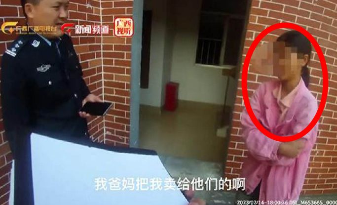 지난 2월 납치범으로부터 극적으로 탈출한 뒤 경찰에게 ‘엄마 아빠가 날 팔았다’고 진술하는 중국 16세 소녀(오른쪽). 결혼 지참금을 노린 부모의 파렴치한 범죄로 밝혀졌다