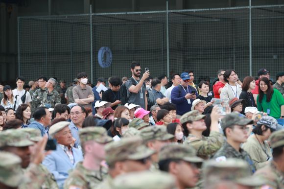 ‘2023 아미타이거(Army TIGER) 드론봇 페스티벌’ 개막 - 2일 경기도 양주시 가납리비행장에서 열린 ‘2023 아미타이거(Army TIGER) 드론봇 페스티벌’ 개막식에 참석한 한미 장병과 관람객들이 개막식을 관람하고 있다.2023.6.2 [육군 제공. ]연합뉴스