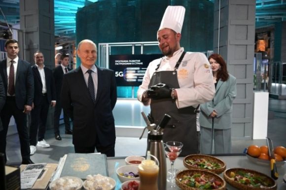 블라디미르 푸틴 러시아 대통령(왼쪽 네번째)가 30일(현지시간) 모스크바 초토프 문화센터에서 열린 창조 경제 개발을 위한 전시회에 참석한 모습. AP연합뉴스