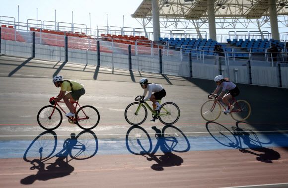 3일 오후 강원 양양군 사이클경기장에서 열린 제58회 강원도민체육대회 여자일반1부 경륜 경기에서 나화린(철원·왼쪽)이 역주하고 있다. 성전환 여성으로서는 국내 최초로 공식 경기에 출전한 그는 이날 1위를 차지했다. 2023.6.3 연합뉴스