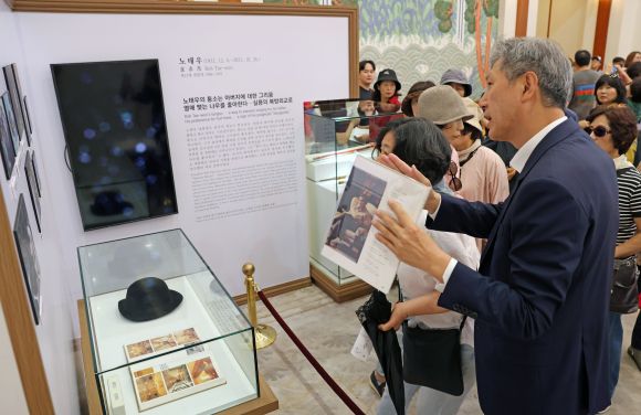 노재헌 원장, 청와대 개방 1주년 기념전시 방문 - 지난 3일 서울 청와대 본관에서 열린 청와대 개방 1주년 기념 ‘우리 대통령들의 이야기-여기 대통령들이 있었다’ 전시를 방문한 노태우 전 대통령의 아들 노재헌 동아시아문화센터 원장이 노 전 대통령의 부스에서 관람객들에게 직접 전시 설명을 하고 있다. 2023.6.5 문화체육관광부 제공