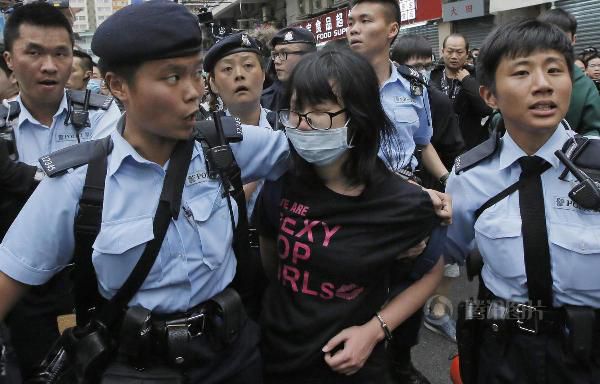 2019년 홍콩에서 벌어진 민주화 시위와 이를 진압하는 홍콩 경찰력 투입 모습. 자료 사진 출처 웨이보