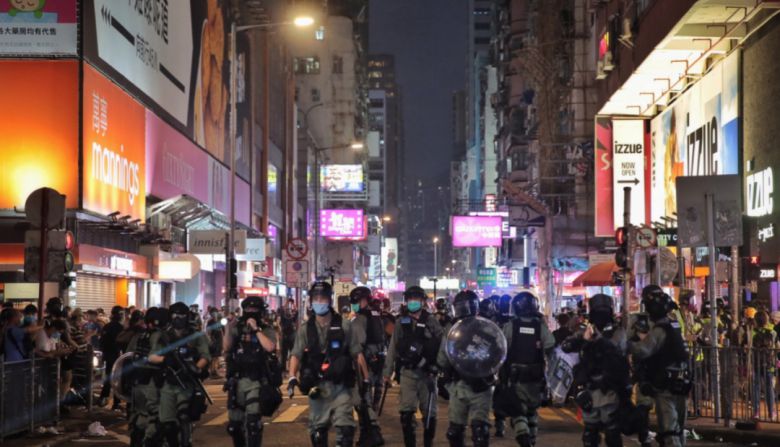 2019년 홍콩에서 벌어진 민주화 시위와 이를 진압하는 홍콩 경찰력 투입 모습. 자료 사진 출처 웨이보