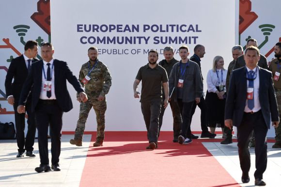 MOLDOVA-EU-POLITICS-DIPLOMACY - 1일(현지시간) 몰도바의 수도 키시나우와 35㎞ 떨어진 불보아카에서 유럽연합(EU) 27개 회원국과 그 외 비EU 20개국 정상들의 유럽정치공동체(European Political Community·EPC) 2차 회의에 참석한 볼로디미르 젤렌스키 우크라이나 대통령이 기자회견을 위해 도착하고 있다. 2023.6.1 AFP 연합뉴스