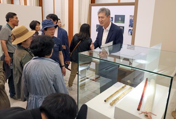 노재헌 원장, 청와대 개방 1주년 기념전시 방문 - 지난 3일 서울 청와대 본관에서 열린 청와대 개방 1주년 기념 ‘우리 대통령들의 이야기-여기 대통령들이 있었다’ 전시를 방문한 노태우 전 대통령의 아들 노재헌 동아시아문화센터 원장이 노 전 대통령의 부스에서 관람객들에게 직접 전시 설명을 하고 있다. 2023.6.5 문화체육관광부 제공