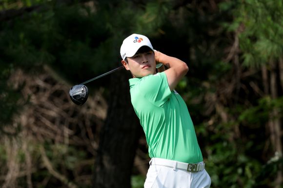 이재경, 드라이버 티샷 - 이재경이 4일 충북 충주 소재 킹스데일GC에서 열린 제13회 데상트코리아 매치플레이 결승 라운드(4강) 2번 홀에서 드라이버 티샷하고 있다.  KPGA 제공