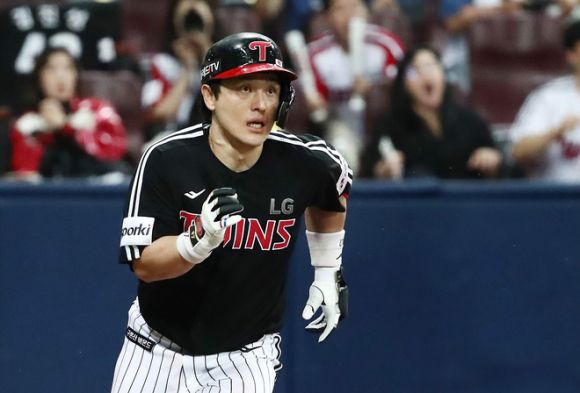 박동원이 연장 12회초 역전 2타점 2루타를 친 뒤 진루하고 있다. 뉴스1