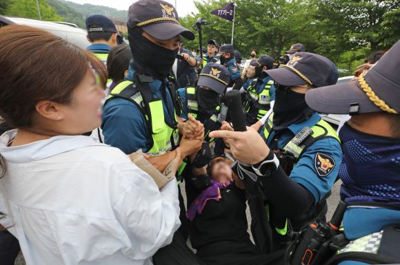 7일 서울 구로구 서울남부구치소에서 보석 석방된 박희영 용산구청장의 차량 앞으로 10.29 이태원 참사 유가족협의회가 가로막자 경찰이 저지하고 있다. 2023.6.7 뉴스1