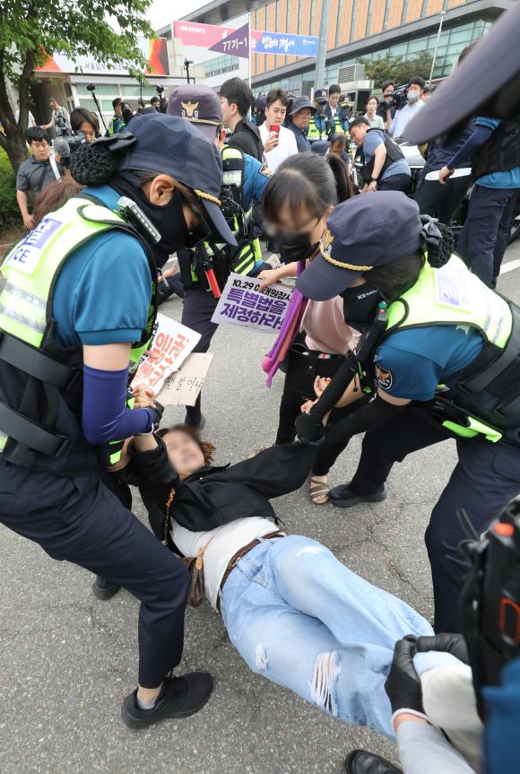 7일 서울 구로구 서울남부구치소에서 보석 석방된 박희영 용산구청장의 차량 앞으로 10.29 이태원 참사 유가족협의회가 가로막자 경찰이 저지하고 있다. 2023.6.7 뉴스1