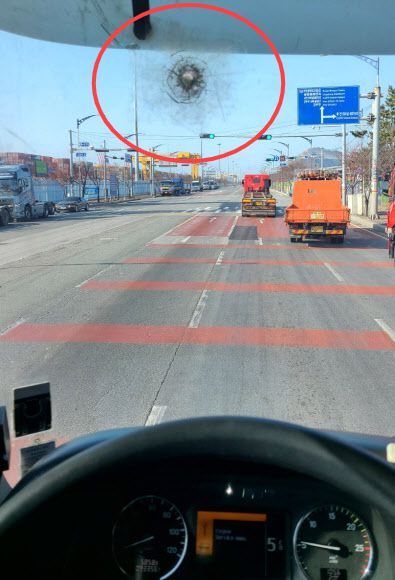 화물연대 파업 중이던 지난해 11월 26일 부산신항에서 운행 중인 화물차에 파업 참가자가 던진 것으로 추정되는 쇠구슬이 날아들어 차량 유리창이 깨졌다. 운전자는 유리창 파편이 튀어 목 부분에 상처를 입었다. 부산 연합뉴스