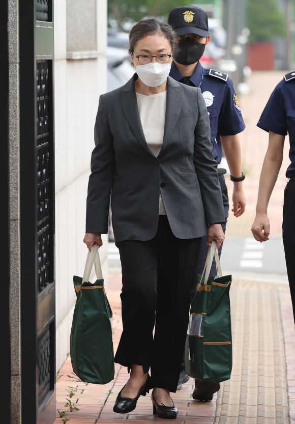 이태원 참사 부실 대응 혐의로 구속기소된 박희영 용산구청장이 법원의 보석 청구 인용에 따라 7일 오후 서울 구로구 남부구치소를 나서고 있다.  2023.6.7 연합뉴스