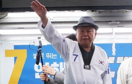 전주을 국회의원 재선거에 무소속으로 나선 안해욱씨가 10.14%의 득표율로 3위를 차지했다. 사진은 안씨가 공식 선거운동 첫날인 3월 23일 출근길 유세를 하는 모습. 2023.3.23 뉴스1