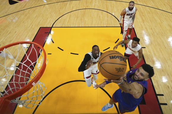 슛을 시도하는 덴버 너기츠의 가드 자말 머레이. AP 연합뉴스