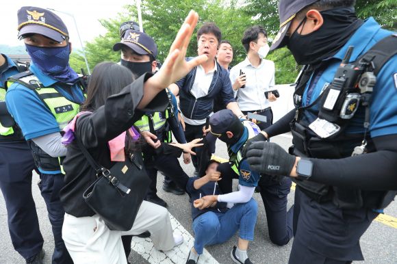 7일 서울 구로구 서울남부구치소에서 보석 석방된 박희영 용산구청장의 차량 앞으로 10.29 이태원 참사 유가족협의회가 가로막자 경찰이 저지하고 있다.  2023.6.7 뉴스1