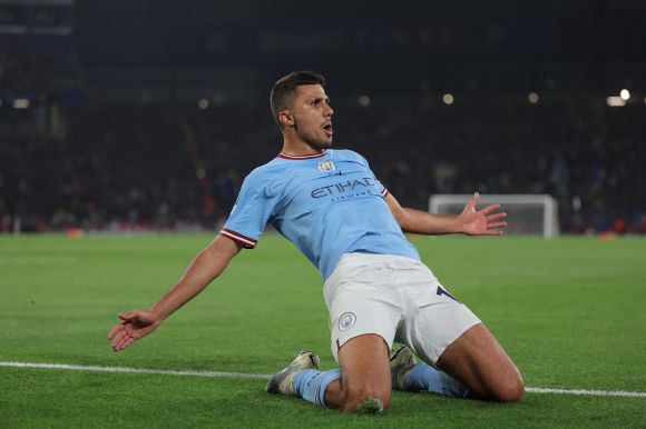 맨체스터시티의 로드리가 11일 유럽챔피언스리그 결승 후반 23분 결승골을 뽑아낸 뒤 무릎으로 잔디 위를 슬라이딩하는 세리머니를 펼치고 있다.  [신화 연합뉴스]