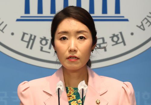 더불어민주당 강선우 대변인이 11일 오후 국회 소통관에서 브리핑을 하고 있다. 연합뉴스